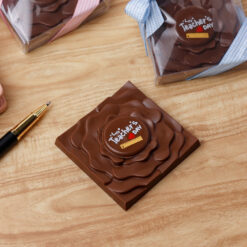 Happy Teachers Day Flower Chocolate Plain – 70g 2 &bull; <p data-start="58" data-end="216"><span style="font-family: times-new-roman;">A sweet little flower made just for Teacher’s Day. Crafted from smooth, classic milk chocolate, this 70g piece is simple, elegant, and full of appreciation</span></p>